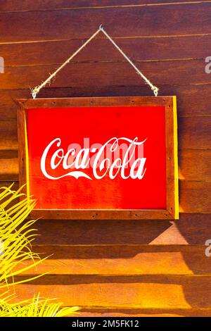 Restaurant- und Barschilder von Heineken Dos XX bis Coca Cola auf der Insel Isla Holbox im Quintana Roo Mexiko. Stockfoto