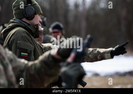 USA Mitglieder der Spezialeinsatzkräfte der 10. Special Forces Group beschreiben Zielgesichtungen mit litauischen Freiwilligen für nationale Verteidigung (KASP) auf einer Strecke nahe Kaunas (Litauen) am 12. März 2022. Diese gemeinsamen Evaluierungen werden verwendet, um Taktiken auszutauschen, die Einsatzbereitschaft zu verbessern, fortgeschrittene Kampffähigkeiten aufrechtzuerhalten und gleichzeitig eine starke Partnerschaft mit alliierten Truppen zu fördern. Stockfoto