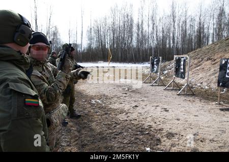 USA Mitglieder der Spezialeinsatzkräfte der 10. Special Forces Group trainieren mit alliierten Streitkräften der litauischen Freiwilligen für nationale Verteidigung (KASP) am 12. März 2022 in der Nähe von Kaunas, Litauen, auf Kampfzielstreue. Diese gemeinsamen Evaluierungen werden verwendet, um Taktiken auszutauschen, die Einsatzbereitschaft zu verbessern, fortgeschrittene Kampffähigkeiten aufrechtzuerhalten und gleichzeitig eine starke Partnerschaft mit alliierten Truppen zu fördern. Stockfoto