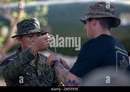 Ein Soldat der philippinischen Armee übt im Rahmen des Trainingskurses für Dschungeloperationen mit den USA verschiedene Knoten Soldaten des pazifischen Militärs, 2. Bataillon, 27. Infanterie-Regiment, 3. Infanterie-Brigaden-Kampfteam, 25. Infanterie-Division, während Salaknib 2022, in Fort Magsaysay, Nueva Ecija, Philippinen, 12. März 2022. Salaknib wird jährlich von der philippinischen Armee geführt Von der Army Pacific gesponserte bilaterale Übung, die darauf abzielte, die Kapazitäten und die Interoperabilität der US-amerikanischen und der philippinischen Armee im gesamten Spektrum militärischer Operationen zu verbessern und gleichzeitig die Verbindungen zwischen den beiden langjährigen Teilen zu stärken Stockfoto