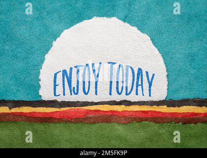 „Enjoy today Reminder“ – Handschrift gegen abstrakte Papierlandschaft, positive Einstellung und Denkweise Stockfoto