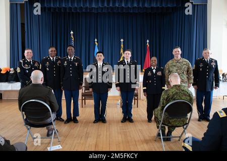 Während der Preisverleihung des Maryland Best Warrior Competition 2022 am 13. März 2022 im Aberdeen Proving Ground, Maryland, werden die Teilnehmer von der Maryland Army National Guard geführt und erhalten ein Gruppenfoto. Während des gesamten Wettbewerbs wurden die Mitglieder der Nationalgarde der Maryland Army und der estnischen Verteidigungskräfte auf ihre Kenntnisse der grundlegenden Soldatenfähigkeiten sowie ihrer geistigen und körperlichen Grenzen während der Wettkampfveranstaltungen getestet, die einen raketenmarsch, eine Krieger-Task-Lane, ein Stressshooting, einen Hindernislauf, Und eine Aussichtstafel. Stockfoto