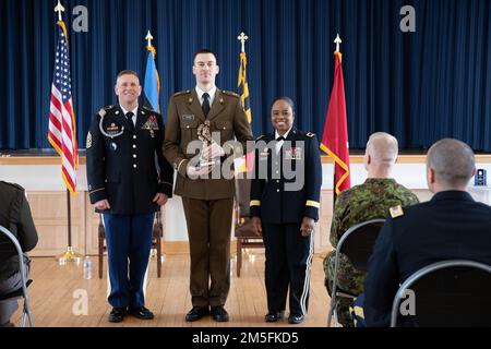 USA Armeebrig. General Janeen Birckhead (rechts), Kommandeur der Maryland Army National Guard und der USA Oberfeldwebel James Nugent (links), Oberfeldwebel der Nationalgarde Maryland, überreicht 2022 den Maryland Best Warrior Competition International Officer of the Year Award an 2. LT. Siim Usin von der estnischen Streitkräfte. Während des gesamten Wettbewerbs wurden die Mitglieder der Nationalgarde der Maryland Army und der estnischen Verteidigungskräfte auf ihre Kenntnisse über grundlegende Soldatenfähigkeiten sowie geistige und körperliche Grenzen während der Wettkampfveranstaltungen, die in stattfanden, getestet Stockfoto