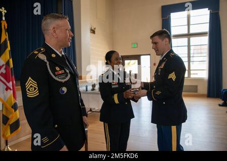 USA Armeebrig. General Janeen Birckhead (Zentrum), Befehlshaber der Maryland Army National Guard und der USA Army Command Sgt. Maj. James Nugent (links), KommandoSergeant Major der Maryland Army National Guard, überreicht den 2022 Maryland Best Warrior Competition Unkommissioned Officer of the Year Award an die USA Army Sgt. David Monk, Spezialist im Gesundheitswesen, Hauptquartier und Hauptquartier, 1. Bataillon, 175. Infanterie-Regiment, 58. Truppenkommando, am 13. März, 2022 am Aberdeen Proving Ground, Maryland. Während des gesamten Wettbewerbs, Mitglieder der Maryland Army National Guard Stockfoto