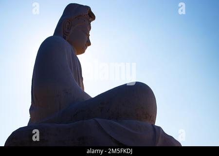 Das Ryōzen Kannon (霊山観音) ist ein Kriegsdenkmal zur Erinnerung an die Toten des Pazifikkriegs im Osten von Kyoto. Stockfoto