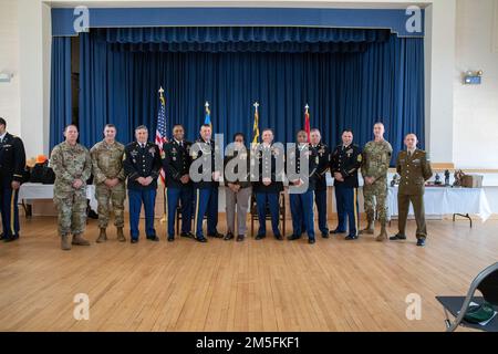 Während der Preisverleihung des Maryland Best Warrior Competition 2022 am 13. März 2022 auf dem Aberdeen Proving Ground in Maryland, Maryland, stehen die Teilnehmer mit hochrangigen Führern der Maryland Army National Guard und der estnischen Verteidigungskräfte für ein Gruppenfoto. Während des gesamten Wettbewerbs wurden die Mitglieder der Nationalgarde der Maryland Army und der estnischen Verteidigungskräfte auf ihre Kenntnisse der grundlegenden Soldatenfähigkeiten sowie ihrer geistigen und körperlichen Grenzen während der Wettkampfveranstaltungen getestet, die einen raketenmarsch, eine Krieger-Task-Lane, ein Stressshooting, einen Hindernislauf, Und eine Aussichtstafel Stockfoto