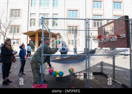 Oberst Patrick Miller, 88. Air Base Wing Commander, schießt am 13. März 2022 beim Family Festival im Oregon District mit seinem Sohn Justin einige Körbe. Seit 2012 hat das Big Hoopla Daytons Kooperationsgeist, die Unterstützung der Gemeinschaft und die militärische Wertschätzung als Gastgeber des NCAA Männer Basketballturniers First Four unter Beweis gestellt. Stockfoto