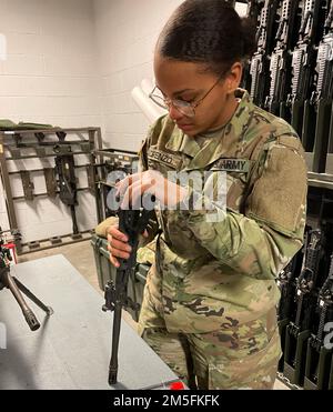 PFC. Melody Lorenzo, eine brandneue Soldatin bei B Company, 328. Brigaden-Stützbataillon, 56. Stryker Brigade-Kampfteam, 28. Infanterie-Division, unterstützt ihr Unternehmen bei der Durchführung von Kontrollen und Inspektionen von M249 Einheiten automatischen Waffen am Übungswochenende. Die Soldaten der Kompanie überprüften ihre Ausrüstung, um das Bataillon nach Fort Pickett, Virginia, für die zukünftige Ausbildung zu bringen. Stockfoto