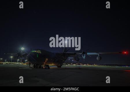 EIN US-AMERIKANISCHER Marine Corps KC-130J Super Hercules, zugewiesen an Marine Aerial Tanker Transport Squadron 252, landet am Marine Corps Air Station Cherry Point, North Carolina, 13. März 2022. Die KC-130J Super Hercules transportierten Marines und Ausrüstung von Marine All-Weather Fighter Attack Squadron (VMFA(AW)) 533 nach Hawaii als Teil ihres Einsatzprogramms. Stockfoto