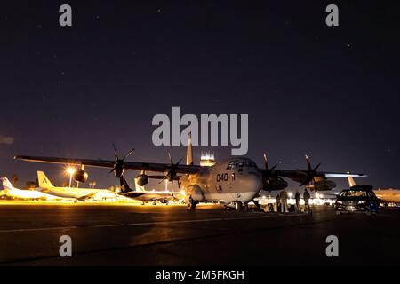 Ein KC-130J Super Hercules, dem Marine Aerial Tanker Transport Squadron 252 zugeteilt, wird am Tucson International Airport, Arizona, am 13. März 2022 entladen. Die KC-130J Super Hercules transportierten Marines und Ausrüstung von Marine All-Weather Fighter Attack Squadron (VMFA(AW)) 533 nach Hawaii als Teil ihres Einsatzprogramms. Stockfoto