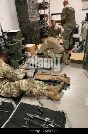 Soldaten der Bravo Kompanie, 328. Brigaden-Stützbataillon, 56. Stryker-Brigaden-Kampfteam, führen am Bohrwochenende vorbeugende Wartungskontrollen und -Services an M249 Einheiten automatischer Waffen und anderer Ausrüstung durch. Die Soldaten arbeiteten an der Vorbereitung ihrer Ausrüstung für die zukünftige Bewegung und Ausbildung in Fort Pickett, Virginia Stockfoto