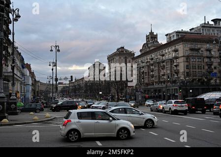 Kiew, Ukraine. 26. Dezember 2022. Autoverkehr entlang Khreshchatyk im Zentrum von Kiew während eines Stromausfalls in Kiew. Die russische Armee führte massive Raketen- und Kamikaze-Drohnenangriffe auf die ukrainische Energieinfrastruktur durch. Nach schweren Schäden am Stromnetz in vielen Städten der Ukraine führte die National Power Company Ukrenergo Notfall- und stündliche Stromausfälle ein. Kredit: SOPA Images Limited/Alamy Live News Stockfoto