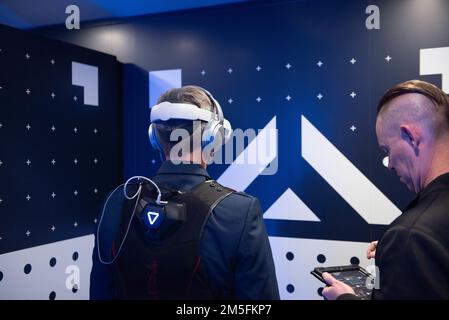 Generalmajor Bryan Radliff, Zehnter Luftwaffenkommandeur, war in der Lage, den nationalen Aktivposten Enhanced Cognitive Human Ops (E.C.H.O.) zu erleben. Mit dem VR-Headset (Virtual Reality) und den Kopfhörern führt ein virtueller Airman potenzielle Rekruten durch eine Demonstration der Bedeutung kognitiver Fähigkeiten in den USA Gesamtmission der Luftwaffe. Der 53 Meter lange, einfach erweiterbare Trailer besteht aus 10 Stationen, an denen Besucher drei verschiedene VR-Spiele spielen und sechs verschiedene kognitive Fähigkeiten testen. Stockfoto