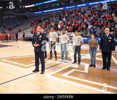 Generalmajor Bryan Radliff sprach vor der Menge, die sich versammelte, um das Spiel der American Athletic Conference Championship zu sehen, bevor sie den Pflichteid für Rekruten von Programmen mit verzögertem Eintritt abgab. Stockfoto