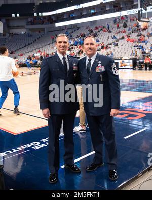 Generalmajor Bryan Radliff und Chief Master Sgt. Jeremy Malcom machen eine Pause für ein Foto, bevor sie den Einberufungsschwur für Rekruten von Programmen mit verzögertem Eintritt beim American Athletic Conference Championship Game ablegen. Stockfoto