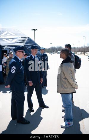 Vor der American Athletic Conference Championship Game trafen Generalmajor Bryan Radliff, Zehnter Air Force Commander, und Chief Master Sgt. Jeremy Malcom, Zehnter Air Force Command Chief, Rekruten für verspäteten Eintritt, um zu erfahren, was sie im Air Force Reserve zu tun gedenken. Vor dem Meisterschaftsspiel legten fünf Rekruten ihren Eid ab. Stockfoto