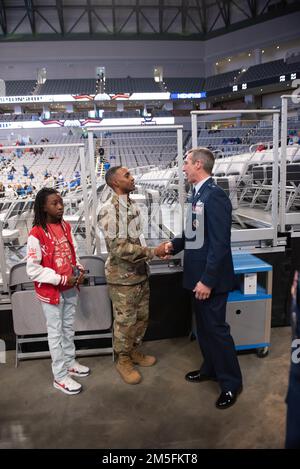 Vor dem American Athletic Conference Championship Game wurde Master Sgt. Hughes von Generalmajor Bryan Radliff für seine herausragende Leistung als Mitglied der Rekrutierungsstaffel 352d ausgezeichnet. Stockfoto