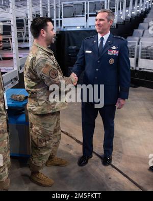 Vor der American Athletic Conference Championship gewann Generalmajor Bryan Radliff Master Sergeant Aguilar für seine außergewöhnliche Leistung als Mitglied der Rekrutierungsstaffel 352d. Stockfoto