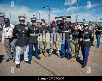 Travis Wells, Pit Road Supervisor bei NASCAR, posiert bei Arizona Marines und dem Mobile Marketing Team (MMT) des Marine Corps District 8. auf dem Phoenix Raceway, Avondale, Arizona, 13. März 2022. Recruiting Station Phoenix verbrachte das Wochenende mit den herausfordernden MMT-Fans auf Pull-ups und einem simulierten Kampftrainer in der Halle. Stockfoto