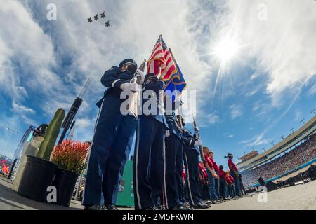 Wachmänner der Luke Air Force Base Honor Guard präsentieren Farben während der Nationalhymne, während vier F-35A Lightning II-Flugzeuge, die der 61. Kampfeinheit zugeteilt sind, am 13. März 2022 auf dem Phoenix Raceway, Arizona, über uns fliegen. Während der Zeremonie sangen Mitglieder des Phoenix Boys Choir die Nationalhymne, um die Ruoff Mortgage 500 von NASCAR zu starten. Das 61. Kampfgeschwader führte den Flug durch, nachdem er eine Upgrade-Mission für Studenten unterstützt hatte. Zeremonien wie diese sind Teil von Gemeinschaftsinitiativen, die es Airmen ermöglichen, langjährige Traditionen und die USA zu präsentieren Air Force-Heri Stockfoto