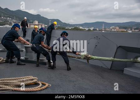 220313-N-XB010-1001 SASEBO, Japan (13. März 2022) Seeleute, die der Heelinie USS New Orleans (LPD 28) auf dem Schiffsvorsprung zugewiesen sind. New Orleans, Teil der America Amphibious Ready Group, ist zusammen mit der 31. Marine Expeditionary Unit im Zuständigkeitsbereich der US-amerikanischen 7.-Flotte tätig, um die Interoperabilität mit Verbündeten und Partnern zu verbessern und als einsatzbereite Eingreiftruppe zur Verteidigung von Frieden und Stabilität in der Region Indo-Pazifik zu dienen. Stockfoto