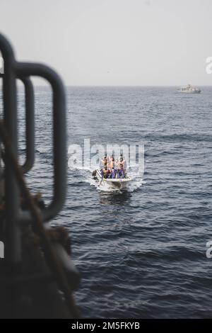 ATLANTIK (13. März 2022) das Boarding-Team der gambischen Marine nähert sich der Expeditionary Sea Base USS Hershel ‚Woody‘ Williams (ESB 4), um während der Übung Obangame Express 2022 vom 13. März 2022 eine Schulung zum Boarding durchzuführen. Obangame Express 2022, durchgeführt von U.S. Forces Africa ist eine maritime Übung auf See, die darauf abzielt, die Zusammenarbeit zwischen den teilnehmenden Nationen zu verbessern, um die Sicherheit und Gefahrenabwehr im Seeverkehr im Golf von Guinea und in den westafrikanischen Küstenregionen zu erhöhen. Stockfoto