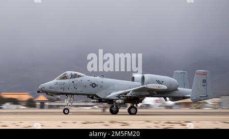 Ein A-10 Thunderbolt II aus dem 124. Kampfflügel der Idaho Air National Guard startet am 13. März 2022 in Gowen Field, Boise, Idaho. Das Flugzeug flog, um Trainingsflüge auf den Reihen südlich des Luftwaffenstützpunkts Mountain Home durchzuführen. Stockfoto