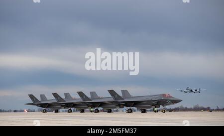 Ein A-10 Thunderbolt II aus dem 124. Kampfflügel der Idaho Air National Guard startet am 13. März 2022 in Gowen Field, Boise, Idaho. Das Flugzeug flog, um Trainingsflüge auf den Reihen südlich des Luftwaffenstützpunkts Mountain Home durchzuführen. Stockfoto