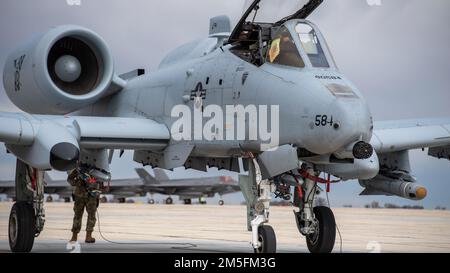 Crewchiefs, mit dem 124. Aircraft Maintenance Squadron, bereiten Sie einen A-10 Thunderbolt II aus dem 124. Fighter Wing vor, für die Hot-Pit-Betankung in Gowen Field, Boise, Idaho, 13. März 2022. Das Flugzeug wurde im Rahmen der Schulung während des März-Übungswochenendes betankt. Stockfoto