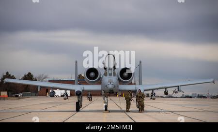 Crewchiefs, mit dem 124. Aircraft Maintenance Squadron, bereiten Sie einen A-10 Thunderbolt II aus dem 124. Fighter Wing vor, für die Hot-Pit-Betankung in Gowen Field, Boise, Idaho, 13. März 2022. Das Flugzeug wurde im Rahmen der Schulung während des März-Übungswochenendes betankt. Stockfoto