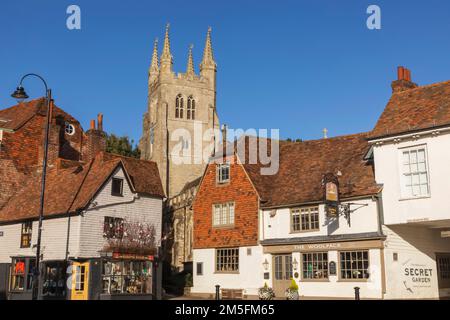 England, Kent, Tenterden, die High Street und St. Mildred's Church Stockfoto