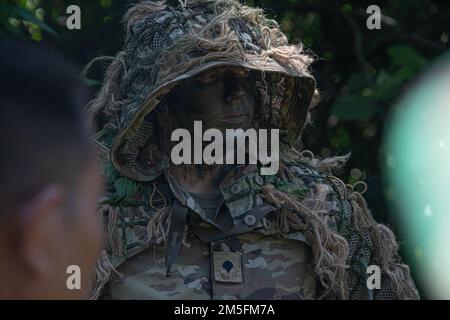 Soldaten von Charlie Truppe, 2. Geschwader, 14. Kavallerie-Regiment, 2. Infanterie-Brigaden-Kampfteam, 25. Infanterie-Division, unterrichten Tarntechniken in Cicalengka, Indonesien, 13. März 2022. USA Soldaten der Armee führten uns an, wie wir Tarntechniken und Verfolgungstechniken machen. Stockfoto