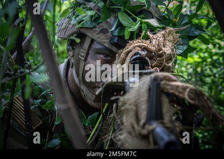 Soldaten von Charlie Truppe, 2. Geschwader, 14. Kavallerie-Regiment, 2. Infanterie-Brigaden-Kampfteam, 25. Infanterie-Division, unterrichten Tarntechniken in Cicalengka, Indonesien, 13. März 2022. USA Soldaten der Armee führten uns an, wie wir Tarntechniken und Verfolgungstechniken machen. Stockfoto