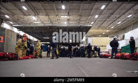 MARINESTÜTZPUNKT KITSAP-BREMERTON, WASHINGTON (13. März 2022) – USA Navy Sailers nehmen an einem Schadensbegrenzungs-Rodeo an Bord des Flugzeugträgers USS Theodore Roosevelt (CVN 71) der Nimitz-Klasse Teil, 13. März 2022. Theodore Roosevelt unterzieht sich einer geplanten zusätzlichen Anlegephase an der Puget Sound Naval Shipyard und der Intermediate Maintenance Facility, wo das Schiff planmäßig gewartet und modernisiert wird. Stockfoto