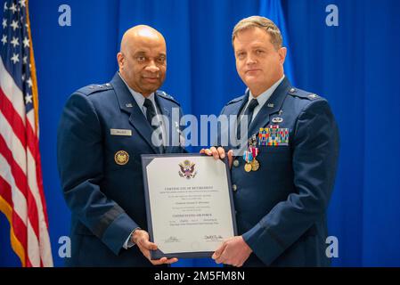 Oberst Fred Ehrman, rechts, Assistent des Kommandokaplain der US Air Forces Europe und Air Forces Africa, erhält seine Ruhestandsbescheinigung von Major General Charles Walker, Direktor des Büros für komplexe Ermittlungen beim National Guard Bureau, Während einer Zeremonie auf der Kentucky Air National Guard Base in Louisville, Ky., 13. März 2022. Ehrman diente 16 Jahre lang als Kaplan im 123. Luftwaffenflügel der Kentucky Air National Guard. Stockfoto