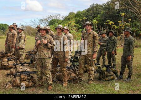 USA Soldaten, die dem 2. Bataillon, dem 27. Infanterie-Regiment, dem 3. Infanterie-Brigaden-Kampfteam, der 25. Infanterie-Division, zugeteilt sind, stehen vor Beginn des Ausbildungskurses für Dschungeloperationen während Salaknib 2022 in Fort Magsaysay, Nueva Ecija, Philippinen, zusammen mit ihren Kollegen aus dem 1. 14. März 2022. Der Ausbildungslehrgang für Dschungeloperationen wurde durchgeführt, um Soldaten aus beiden Nationen auf das Dschungelgelände vorzubereiten, das sie im Indo-Pazifik-Raum begegnen könnten, aufbauend auf der Mission Salaknibs, die gemeinsame Bereitschaft und Interoperabilität zu verbessern. Stockfoto