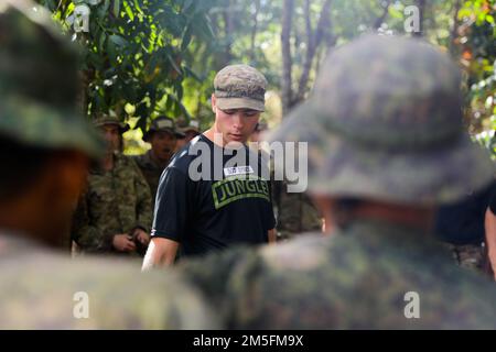 USA Army Jungle School Instructor Sgt. Adam Dymes, der Lightning Academy, 25. Infanterieabteilung, zugeteilt, spricht mit einer Klasse von USA Soldaten der Kompanie B, 2. Bataillon, 27. Infanterie-Regiment, 3. Infanterie-Brigaden-Kampfteam, 25. Infanterie-Division und philippinische Armee-Soldaten, die dem 1. Brigaden-Kampfteam zugewiesen wurden, bevor der Dschungeloperations-Trainingskurs während Salaknib 2022 in Fort Magsaysay, Nueva Ecija, Philippinen, 14. März 2022, begann. Der Trainingskurs für Dschungeloperationen wurde abgehalten, um Soldaten beider Nationen auf das Dschungelgelände vorzubereiten, auf das sie möglicherweise stoßen Stockfoto