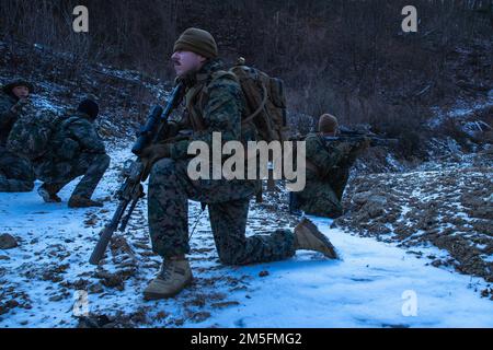 USA Marines mit 3D Bataillonen, 4. Marines und Republik Korea Marines mit 1. Aufklärungsbataillons nehmen während des Korea Marine Training Program (KMEP) 23,1 am Pyeongchang Mountain Warfare Training Center, Republik Korea, am 7. Dezember an einem Kurs zur Landnavigation Teil. KMEP wird routinemäßig durchgeführt, um das Vertrauen, die Kompetenz und die Kampfbereitschaft der ROK-U.S. aufrechtzuerhalten Allianz. 3D. Bataillon, 4. Marines sind im Indo-Pazifik unter 4. Marines, 3D. Marine Division im Rahmen des Einsatzprogramms der Einheit stationiert. (USA Marinekorps Foto von CPL Michael Taggart) Stockfoto