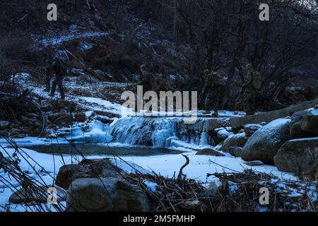 USA Marines mit 3D Bataillonen, 4. Marines und Republik Korea Marines mit 1. Aufklärungsbataillons nehmen während des Korea Marine Training Program (KMEP) 23,1 am Pyeongchang Mountain Warfare Training Center, Republik Korea, am 7. Dezember an einem Kurs zur Landnavigation Teil. KMEP wird routinemäßig durchgeführt, um das Vertrauen, die Kompetenz und die Kampfbereitschaft der ROK-U.S. aufrechtzuerhalten Allianz. 3D. Bataillon, 4. Marines sind im Indo-Pazifik unter 4. Marines, 3D. Marine Division im Rahmen des Einsatzprogramms der Einheit stationiert. (USA Marinekorps Foto von CPL Michael Taggart) Stockfoto