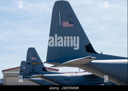 Das zweite Flugzeug vom Werk C-130J-30 landet am 14. März 2022 auf der McLaughlin Air National Guard Base in Charleston, West Virginia. Dies ist der siebte von acht Super Hercules, die vom 130. Airlift Wing empfangen werden. Die Hecknummer 95934 ist das zweite neue Flugzeug, das die Einheit aus dem Werk Lockheed Martin in Marietta, Georgia, erhalten hat. Im Juni wird das letzte Flugzeug im 130.-Luftlift-Flügel von Lockheed eintreffen, wodurch die Flotte der Einheiten aus acht C-130J-30-Flugzeugen vervollständigt wird. Der Airlift Wing wird seinen Übergang von der alten C-130 H3 abschließen und bis Juni 202 voll einsatzfähig sein Stockfoto