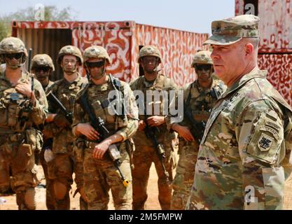 USA Armeebrig. General Ronald A. Cupples, USA Army Southern European Task Force, Afrika, stellvertretender General, spricht mit den USA Soldaten des 1. Bataillons, des 503. Infanterie-Regiments, der 173. Luftwaffe, während des begründeten Abkommens, März 14, 2022. Das Übungsabkommen ermöglicht es den USA und unseren afrikanischen Partnern, dauerhaften Frieden und dauerhafte Stabilität in der Region zu unterstützen. Über 800 Mitarbeiter nehmen an der Übung Teil, zu der eine multinationale Übung vor Ort und eine Übung an der Kommandostelle gehören. Justified Accord ist eine jährliche multinationale Militärübung, die sich auf afrikanische PAR konzentriert Stockfoto