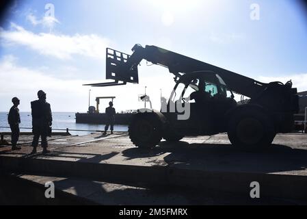 USA Coast Guard Port Security Unit (PSU) 311 Mitglieder entladen ein Schiff auf San Clemente Island, 21. Juni 2022. PSUs dienen als Expeditionseinheiten zum Schutz der Truppen gegen den Terrorismus, mit Schiffsbesatzungen und landseitigen Sicherheitsteams, die in der Lage sind, die Sicherheit von Häfen, Wasserstraßen und Küsten innerhalb der Vereinigten Staaten oder überall auf der Welt zu unterstützen. (USA Küstenwache Foto von Petty Officer 3. Klasse Alex Gray) Stockfoto