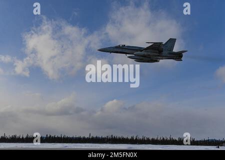 Zwei Royal Canadian Air Force CF-18 Hornets von der taktischen Kampfgeschwader 433 kamen am 14. März 2022 in der 5 Wing Goose Bay, Neufundland und Labrador für die Operation ADEL DEFENDER an. NORAD Operation NOBLE DEFENDER 22-2 ist ein Luftverteidigungseinsatz, der vom 14. Bis 17. März 2022 läuft und an dem verschiedene Militärflugzeuge der Royal Canadian Air Force (RCAF) und der United States Air Force beteiligt sind. Personal und Flugzeuge sind in der Canadian Forces Station Alert, Nunavut, Whitehorse, Yukon, Yellowknife, Northwest Territories und 5 Wing Goose Bay, Neufundland und Labrador. Stockfoto