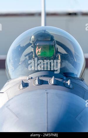 USA Oberstleutnant Ricardo Colon, ein F-16-Kampfflugpilot, der dem 180. Kampfflugflügel der Ohio National Guard zugeteilt wurde, parkt nach einem Trainingsflug auf der Joint Base Elmendorf-Richardson, Alaska, während der USA einen F-16 Fighting Falcon Northern Command Exercise ARCTIC EDGE 2022, 14. März 2022. AE22 ist eine zweijährliche Verteidigungsübung für die USA Kommandobereich Nord und kanadische Streitkräfte, um gemeinsame Fähigkeiten zur raschen Dislozierung und zum schnellen Einsatz in der Arktis zu demonstrieren und auszuüben. Stockfoto