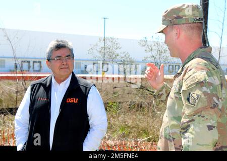 Jaime Pinkham (links), Leitender Stellvertretender Sekretär der Armee für Bauarbeiten, spricht mit Oberstleutnant Andrew Johannes, Kommandeur des Bezirks USACE Charleston, während eines Besuchs in Charleston, um mit dem Team des Bezirks zusammenzutreffen und aus erster Hand zu sehen, wie einige der wichtigsten Projekte des Bezirks zu lokalen, Wirtschaftsentwicklung auf Bundes- und Bundesebene. Stockfoto