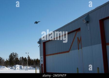 Die Royal Canadian Air Force CF-18 Kampfflugzeuge treffen am 14. März 2022 für die NORAD Operation Noble Defender am Flughafen Yellowknife ein. NORAD Operation NOBLE DEFENDER 22-2 ist ein Luftverteidigungseinsatz, der vom 14. Bis 17. März 2022 läuft und an dem verschiedene Militärflugzeuge der Royal Canadian Air Force (RCAF) und der United States Air Force beteiligt sind. Personal und Flugzeuge sind in der Canadian Forces Station Alert, Nunavut, Whitehorse, Yukon, Yellowknife, Northwest Territories und 5 Wing Goose Bay, Neufundland und Labrador. Stockfoto