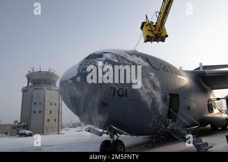 Ein Royal Canadian Air Force CC-17 Globemaster wird am 3 Wing, Bagotville, Quebec, enteist, bevor er am 14. März 2022 nach Thule AFB, Grönland, für die NORAD-Operation Noble Defender abfliegt. NORAD Operation NOBLE DEFENDER 22-2 ist ein Luftverteidigungseinsatz, der vom 14. Bis 17. März 2022 läuft und an dem verschiedene Militärflugzeuge der Royal Canadian Air Force (RCAF) und der United States Air Force beteiligt sind. Personal und Flugzeuge sind in der Canadian Forces Station Alert, Nunavut, Whitehorse, Yukon, Yellowknife, Northwest Territories und 5 Wing Goose Bay, Neufundland und Labrador. Foto Cplc S Stockfoto
