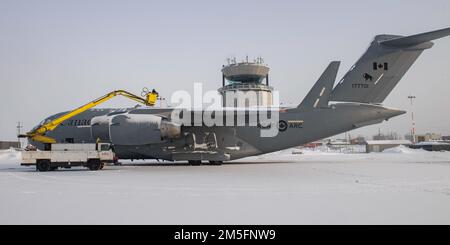 Ein Royal Canadian Air Force CC-17 Globemaster wird am 14. März 2022 im 3. Flügel, Bagotville, enteist. Quebec, bevor er nach Thule AFB, Grönland, abfliegt, um an der NORAD-Operation Noble Defender teilzunehmen. NORAD Operation NOBLE DEFENDER 22-2 ist ein Luftverteidigungseinsatz, der vom 14. Bis 17. März 2022 läuft und an dem verschiedene Militärflugzeuge der Royal Canadian Air Force (RCAF) und der United States Air Force beteiligt sind. Personal und Flugzeuge sind in der Canadian Forces Station Alert, Nunavut, Whitehorse, Yukon, Yellowknife, Northwest Territories und 5 Wing Goose Bay, Neufundland und Labrador. Stockfoto