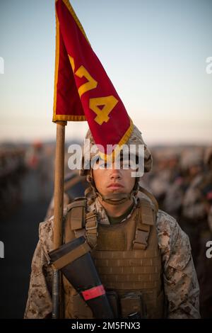 USA Marinekorps rekrutieren Joshua Wurtz bei Delta Company, 1. Rekrutierungs-Bataillon, bereitet sich auf eine nächtliche Wanderung während der Feldwoche im Marinekorps-Basislager Pendleton, Kalifornien, am 14. März 2022 vor. Die während der Feldwoche durchgeführten Ausbildungsveranstaltungen dienten der Vorbereitung der Rekruten auf den Tiegel, die letzte Veranstaltung in der Rekruitenausbildung. Stockfoto
