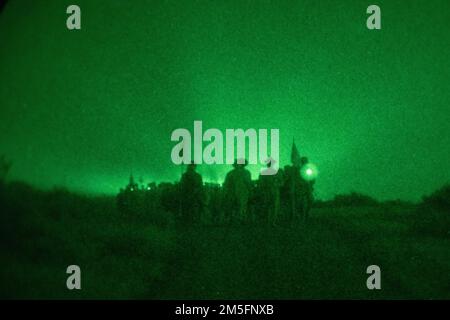USA Marinekorps Rekruten und Mitarbeiter der Delta Company, 1. Rekrutierungs-Bataillon, führen während der Feldwoche eine Nachtwanderung im Marinekorps-Basislager Pendleton, Kalifornien, am 14. März 2022 durch. Die während der Feldwoche durchgeführten Ausbildungsveranstaltungen dienten der Vorbereitung der Rekruten auf den Tiegel, die letzte Veranstaltung in der Rekruitenausbildung. Stockfoto